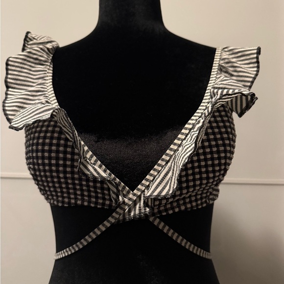 💸CLEARANCE 4 for $15💸 Arie Black and White Ruffled Bathing Suit Top - Picture 1 of 5